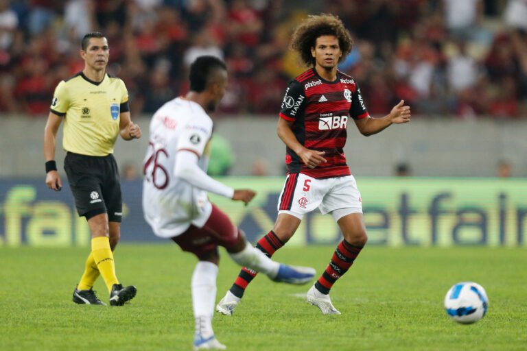 Willian Arão embarca nesta segunda para se apresentar ao Fenerbahçe