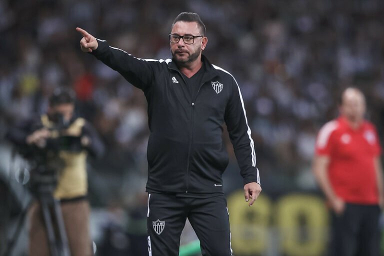 Após empate, Turco Mohamed projeta duelo contra Flamengo e garante: “Estamos fortes mentalmente e esperamos ganhar, nada mais”