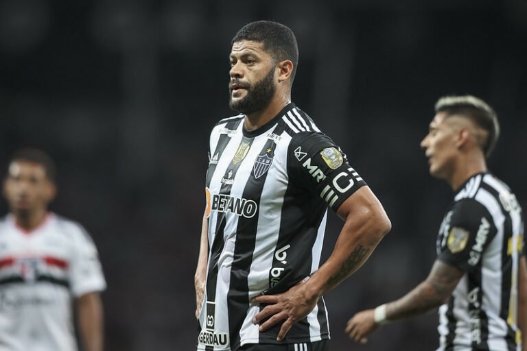 Hulk reclama de lances não marcados para o Atlético e critica posição do árbitro Anderson Daronco