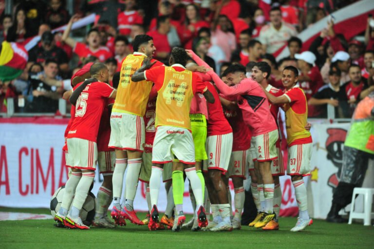 Presidente do Inter tem reação surpreendente após gol de Moisés; assista