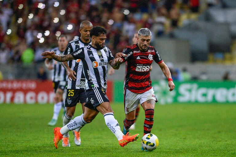 Após pedido do Atlético Mineiro, CBF libera áudios do VAR em gol de Arrascaeta