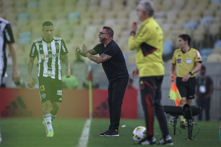 Após eliminação, Antonio Mohamed prega foco no Brasileirão e Libertadores e ressalta confiança no grupo