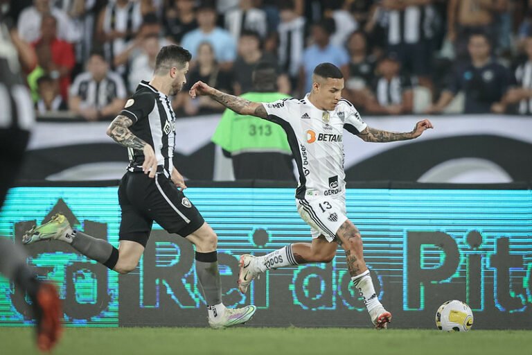 Guilherme Arana fala sobre confusão com Saravia do Botafogo