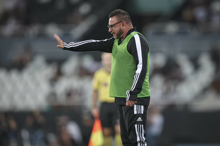 Turco Mohamed agradece respaldo da diretoria, fala de foco na temporada e reforços liberados pelo BID
