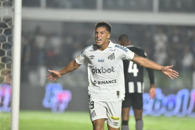 Placa, gol e homenagem ao ídolo: Assim foi o centésimo jogo de Marcos Leonardo no Santos