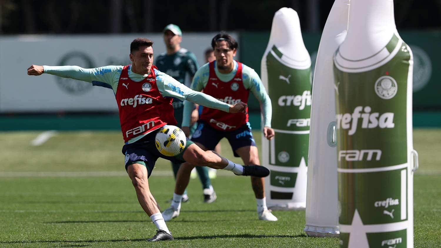 Merentiel e Gustavo Gómez em treino deste sábado.Raphael Veiga e Gustavo Gómez em treino deste sábado.