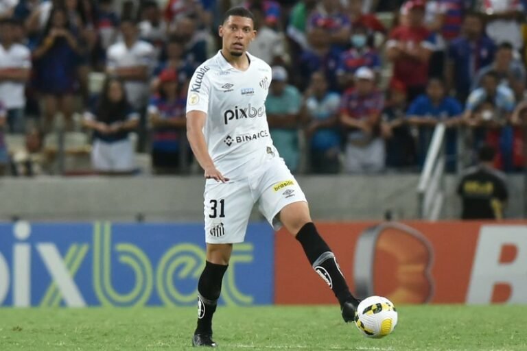 Após sofrer entorse, Alex é mais uma dúvida para Lisca