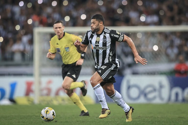 Hulk fala sobre chances perdidas diante o Corinthians e comenta a chegada de Cuca com esperança