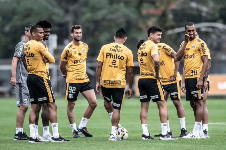 Com meninos na zaga, Lisca esboça Santos para pegar o Fluminense