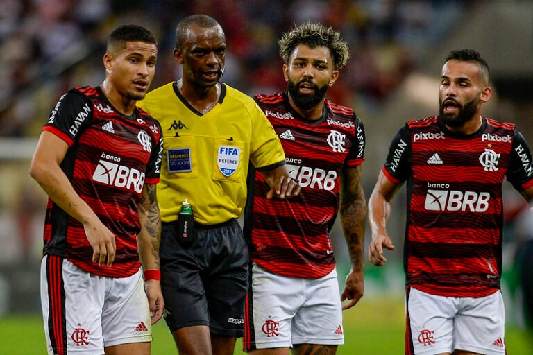 CBF afasta comissão de arbitragem da partida entre Flamengo e Athletico Paranaense