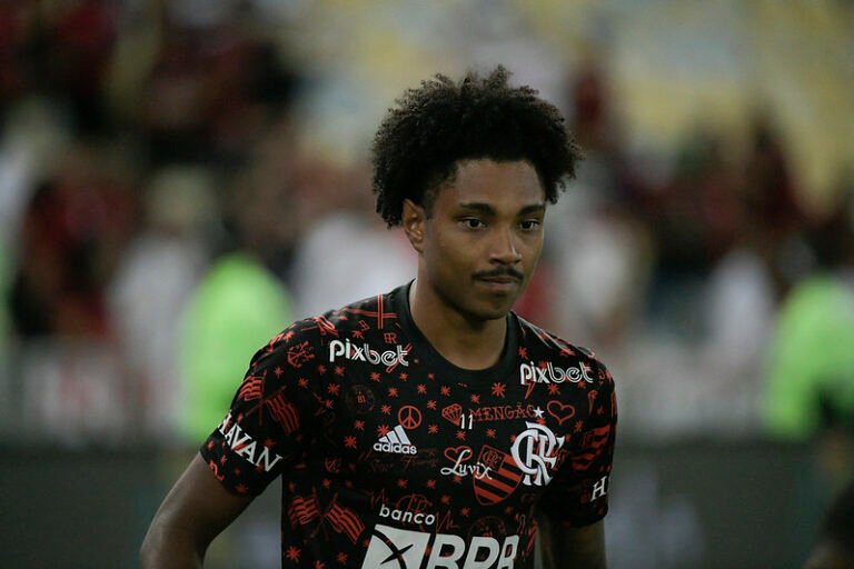 Flamengo recusa proposta de clube grego por Vitinho e aguarda nova investida