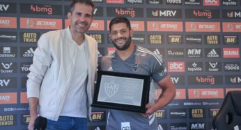 Hulk recebe homenagem pelos 100 jogos com a camisa do Atlético Mineiro
