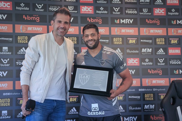 Hulk recebe homenagem pelos 100 jogos com a camisa do Atlético Mineiro