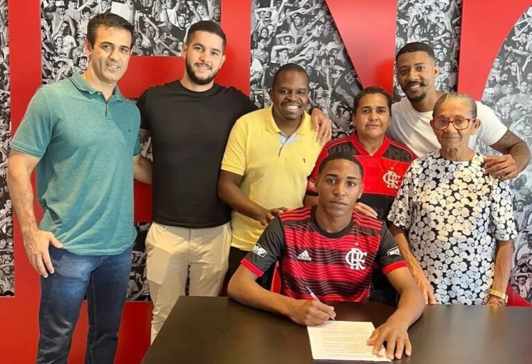 Joia da base assina contrato profissional com Flamengo; multa rescisória é milionária