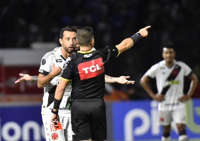 Vasco irá pedir imagens e áudios do VAR para CBF