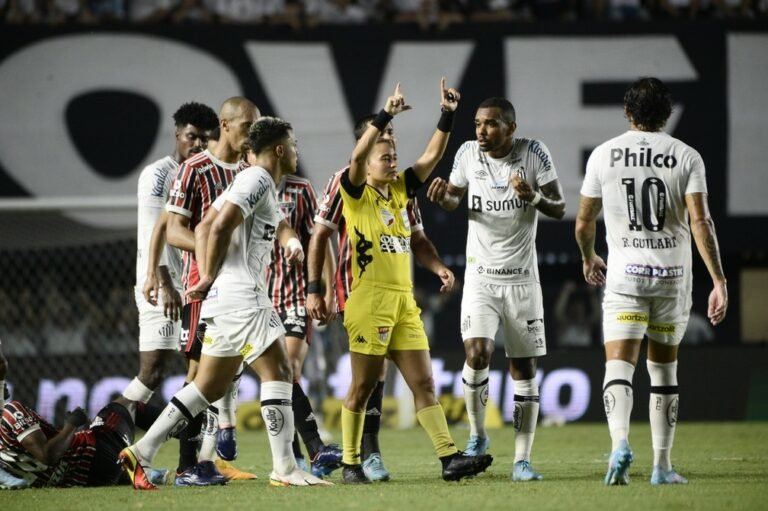 Por erro em jogo do Santos no Paulista, árbitra não apitou ainda no Brasileiro