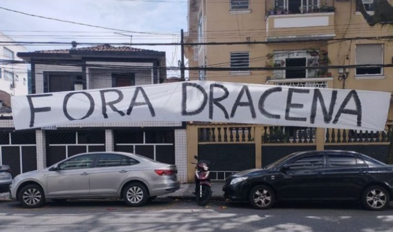 Torcida do Santos prepara faixas de protesto a serem exibidas contra o Táchira; veja fotos