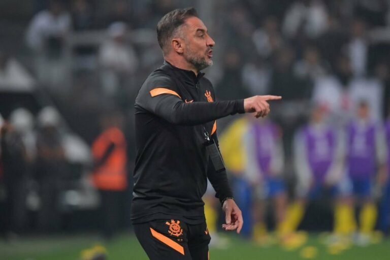 Vitor Pereira comenta vitória de virada e fala sobre espírito competitivo do Corinthians