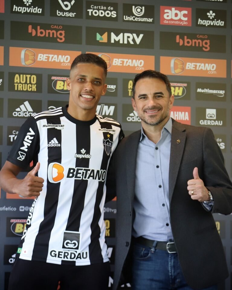 Rodrigo Caetano explica conflitos de datas em inscrição de Pedrinho na Libertadores e liberação da FIFA