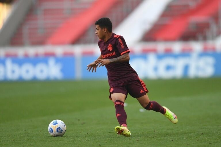 Vasco negocia contratação de Gustavo Maia e Paulo Victor, do Inter