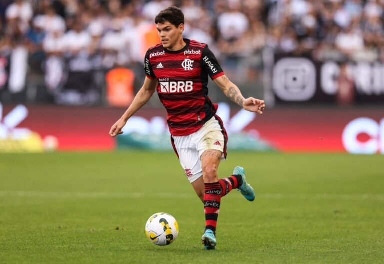 Ayrton Lucas recusa proposta de clube italiano e segue no Flamengo