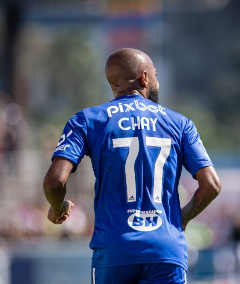 Chay é elogiado por Pezzolano em sua estreia no Cruzeiro