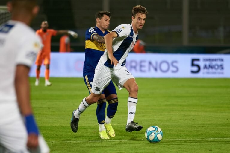 Três zagueiros são oferecidos ao Santos; nomes estão sendo analisados