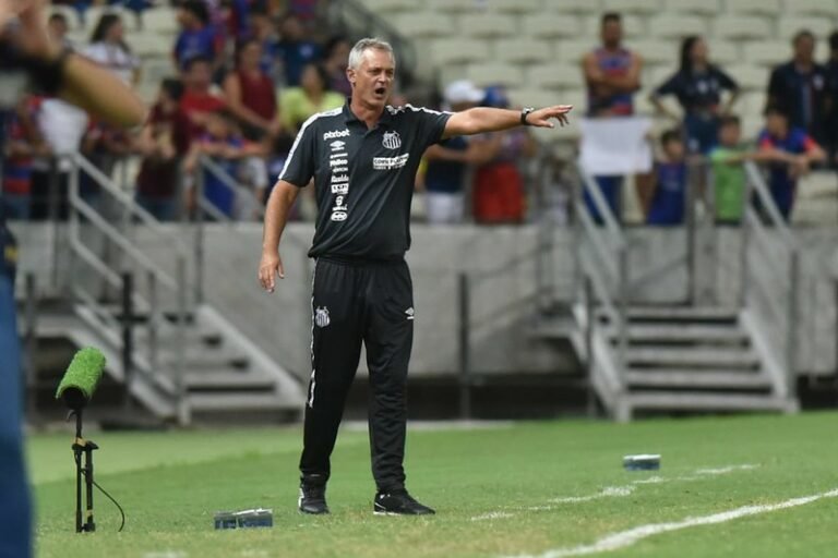 Lisca aponta situações que lhe chamaram atenção nos seus primeiros dias no Santos