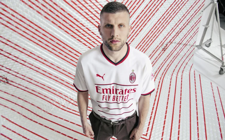 Milan lança segundo uniforme para a temporada 2022/2023