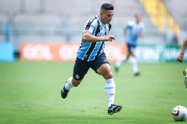 Rodrigo Ferreira diz que gramado não ajudou Grêmio a ter boa atuação contra o Brusque
