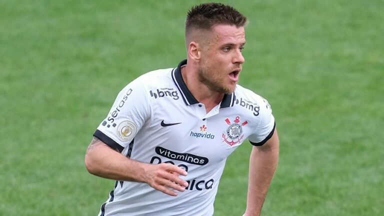 Atualmente no Corinthians, Ramiro pode ser anunciado no Santos