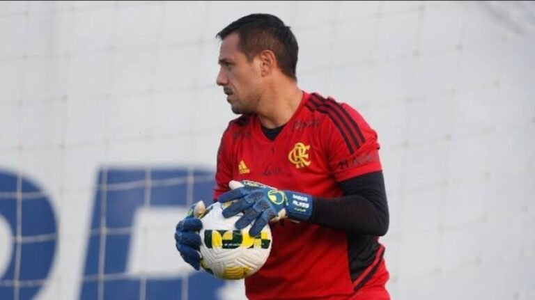 Portal explica o que impediu Diego Alves de assinar com o São Paulo