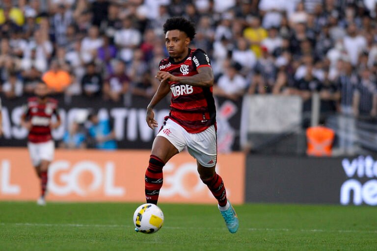 Flamengo confirma saída de Vitinho para clube árabe