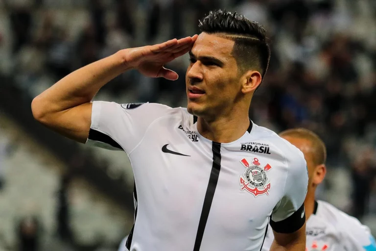Fluminense estuda contratação de zagueiro do Corinthians