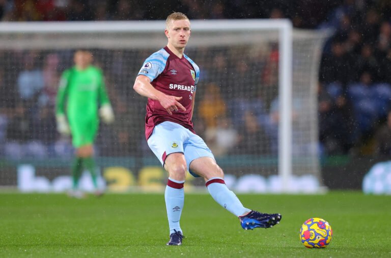 Oficial: Ben Mee reforça o Brentford