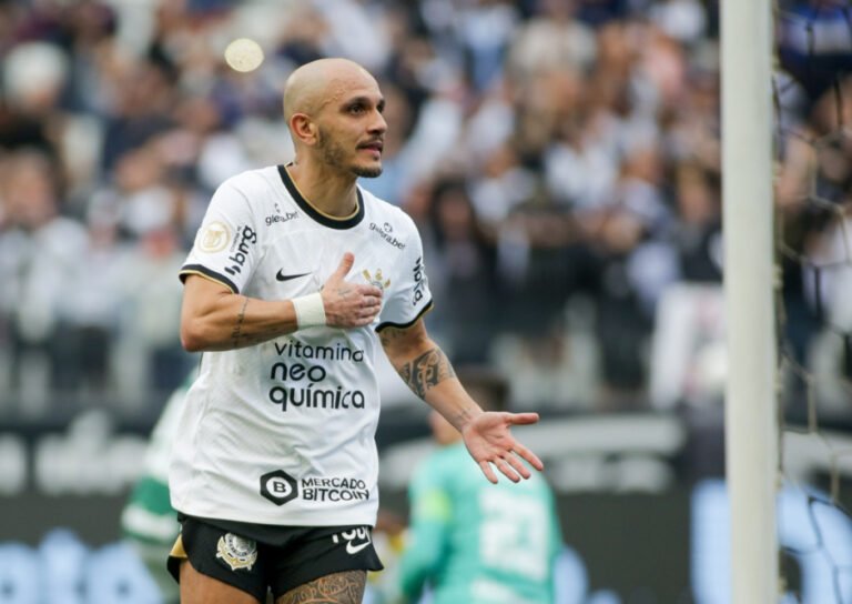 Fábio Santos enaltece virada do Corinthians sobre o Atlético-MG