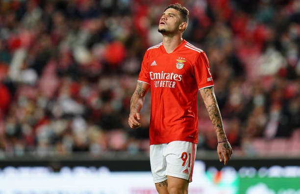 Benfica recebe proposta de clube francês por Morato