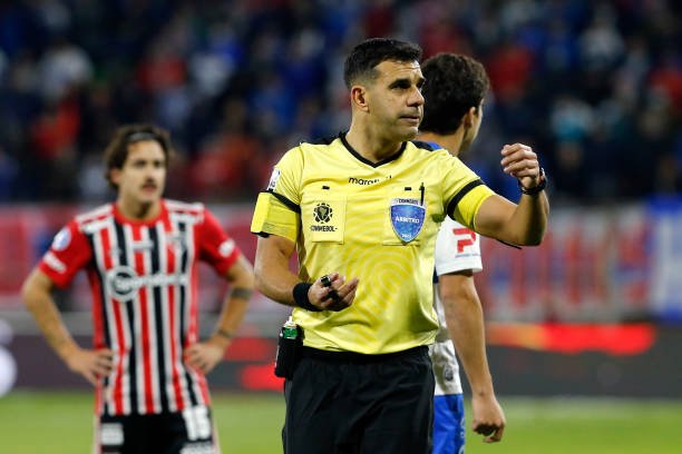 Em jogo de três expulsões, São Paulo pretende fazer reclamação formal à Conmebol por atuação de árbitro