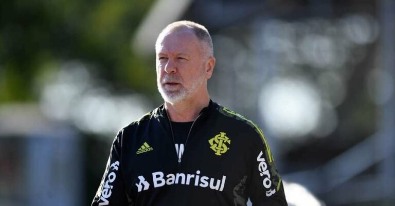 Internacional encaminha renovação de Mano Menezes; veja o que falta