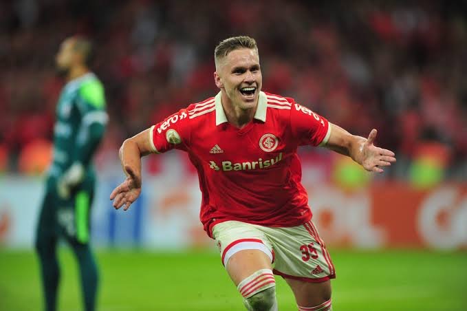 Em ótima fase, Alemão recebe aumento salarial do Inter