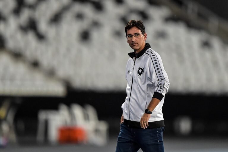Botafogo anuncia saída de técnico do sub-20