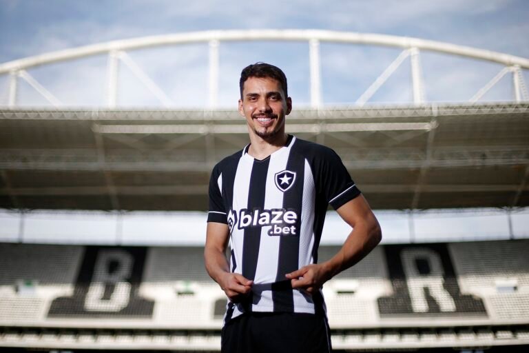 Botafogo anuncia contratação de Carlos Eduardo