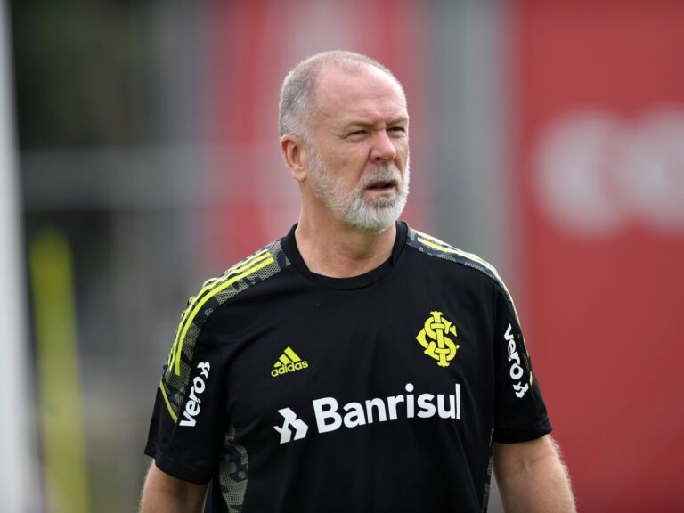 Mano Menezes aprecia adrenalina em gol do Inter marcado nos acréscimos