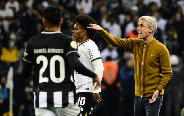 Luis Castro lamenta quantidade de desfalques, mas elogia Botafogo: “Jogo aceitável e positivo”