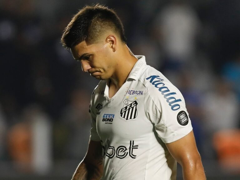 Demissão de Bustos atrasa compra de Rodrigo Fernández pelo Santos