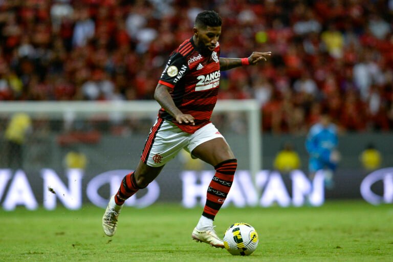 Flamengo não vai renovar com Rodinei, diz jornalista