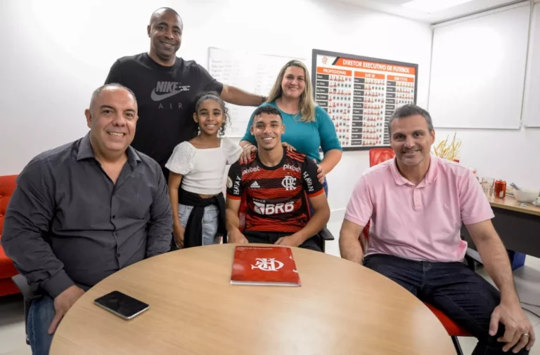 Flamengo renova com Victor Hugo até 2027