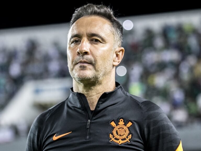Vítor Pereira exalta vontade dos jogadores em classificação do Corinthians
