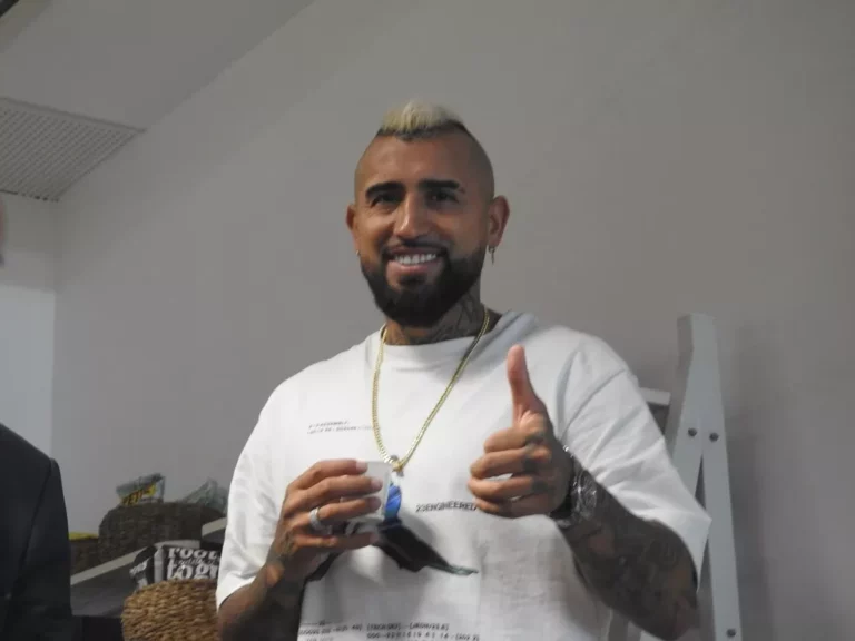 Dorival trata de ‘frear’ empolgação sobre Vidal: “Temos que ter calma”