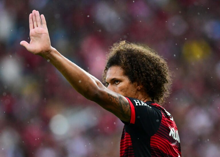 Braz assume que existe proposta do Fenerbahçe por Willian Arão